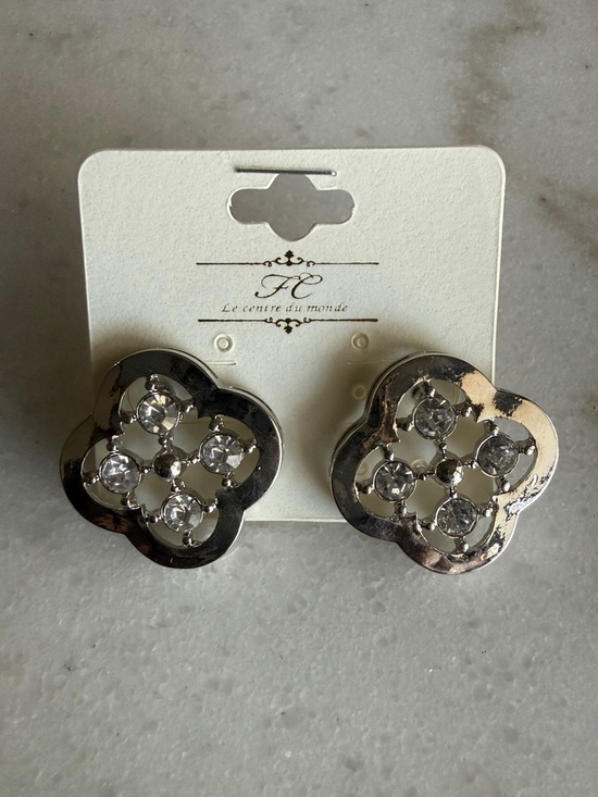 Le Centre du monde Accessories - NWT!! Crystal Accent Silver-Tone Clover Post Back Earrings